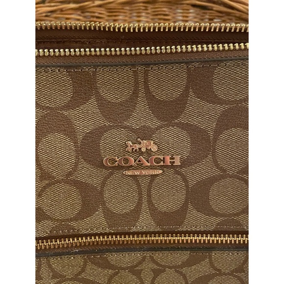 Coach Gallery Tote in Signature Canvas - Picture 4 of 6